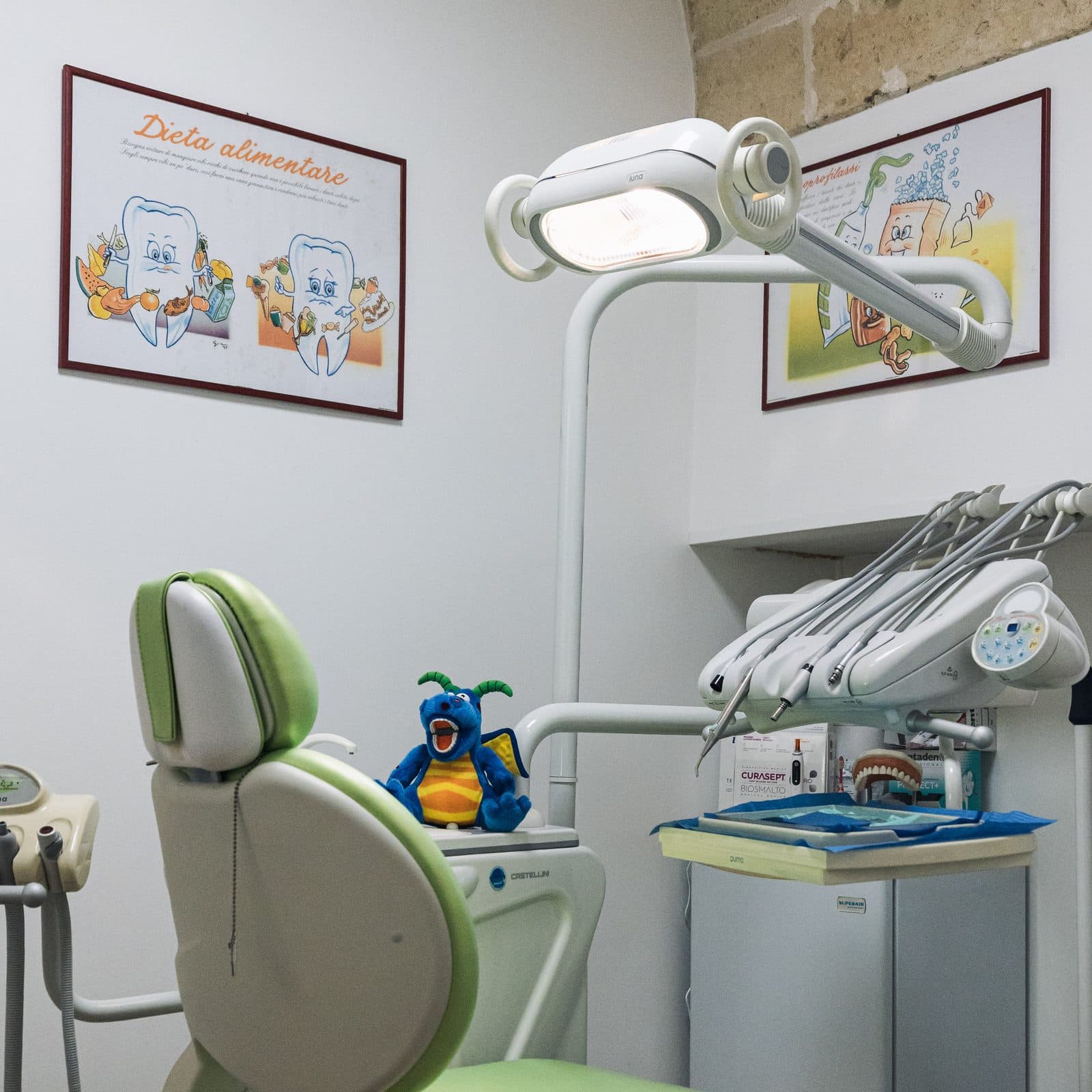 La sala dedicata ai bambini, con il riunito verde e il pupazzo sul poggiatesta