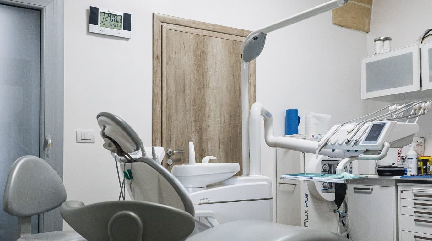 Una sala operativa dello Studio Dentistico San Camillo, sotto la volta in pietra